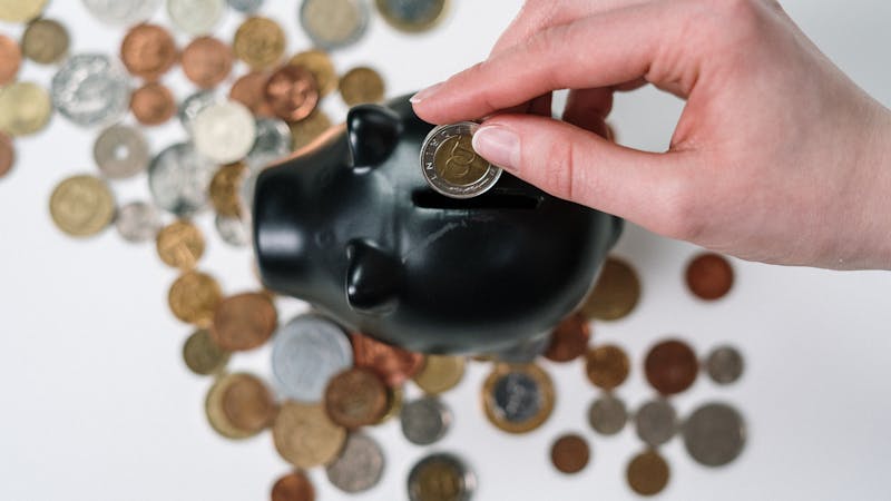 Une famille canadienne examine son budget mensuel sur une tablette, symbolisant une gestion financière collaborative et proactive.