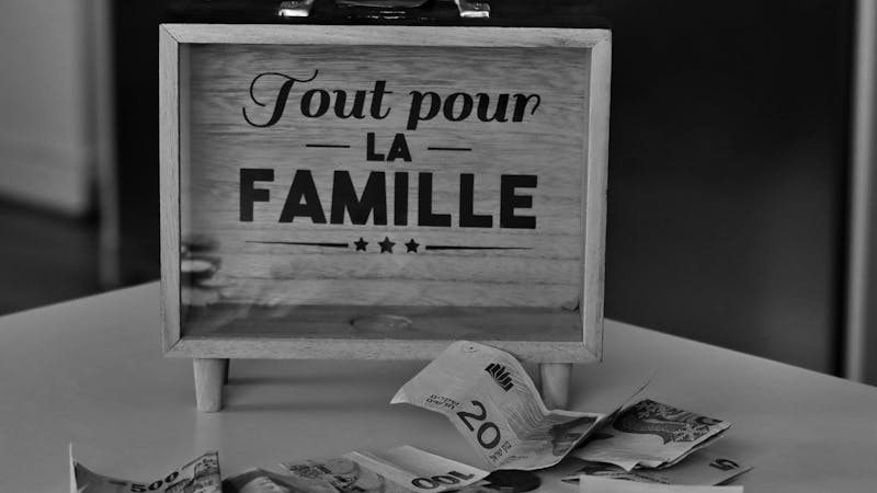 Une pile de pièces de monnaie canadiennes et des graphiques financiers montrant la croissance de l'épargne.