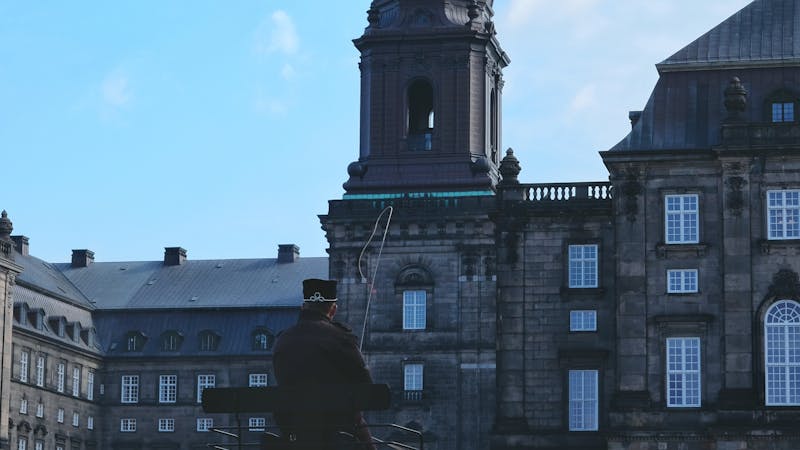 Deux tirelires, l'une étiquetée 'Dette' et l'autre 'Investissement', sur une pile de pièces de monnaie, symbolisant le dilemme entre rembourser et investir.